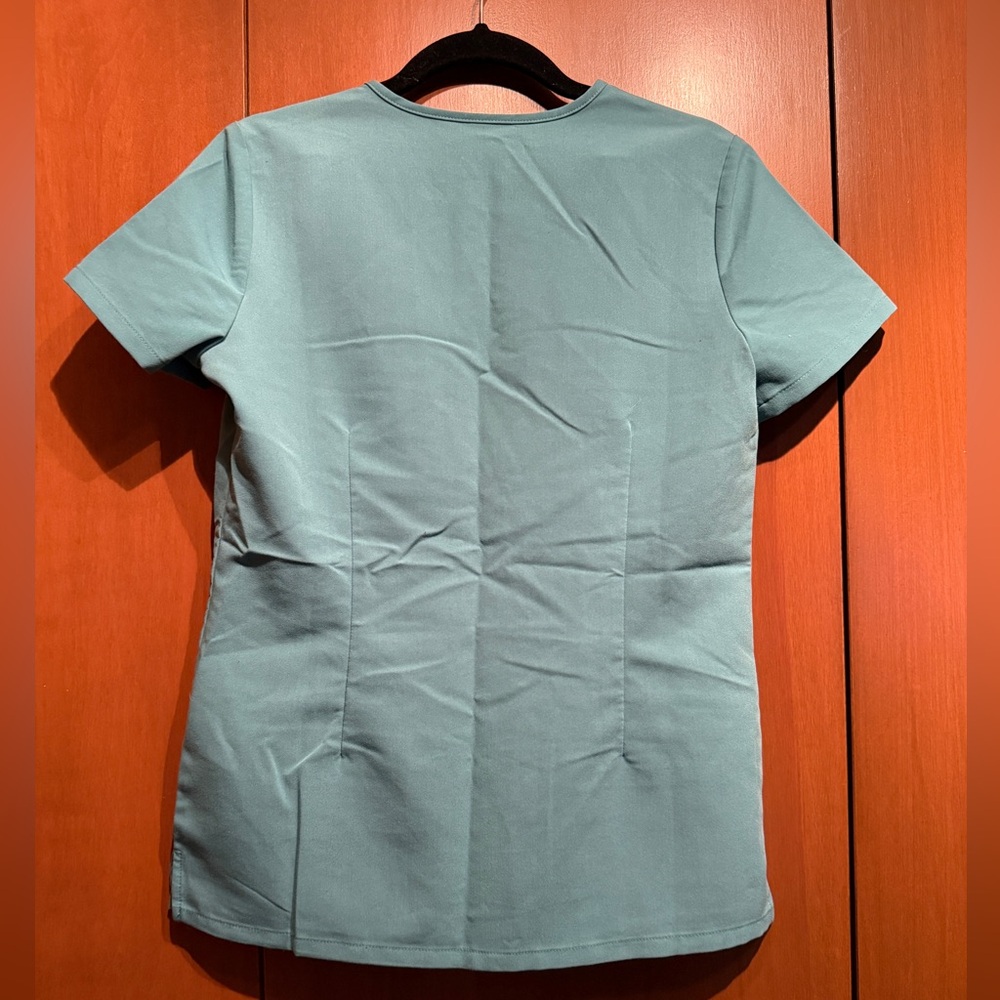 Figs Women’s Scrub Set - Picture 7 of 10